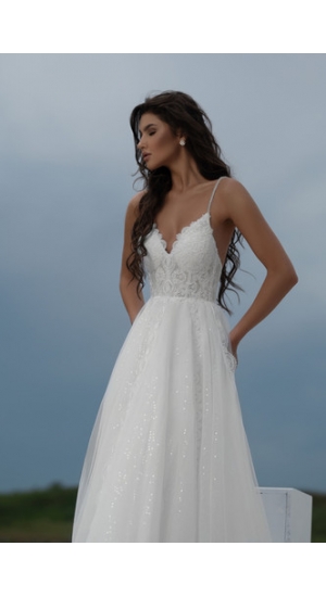 Brook brudekjole med strop og glimmer i skørt Brook brudekjole med strop og glimmer i skørt